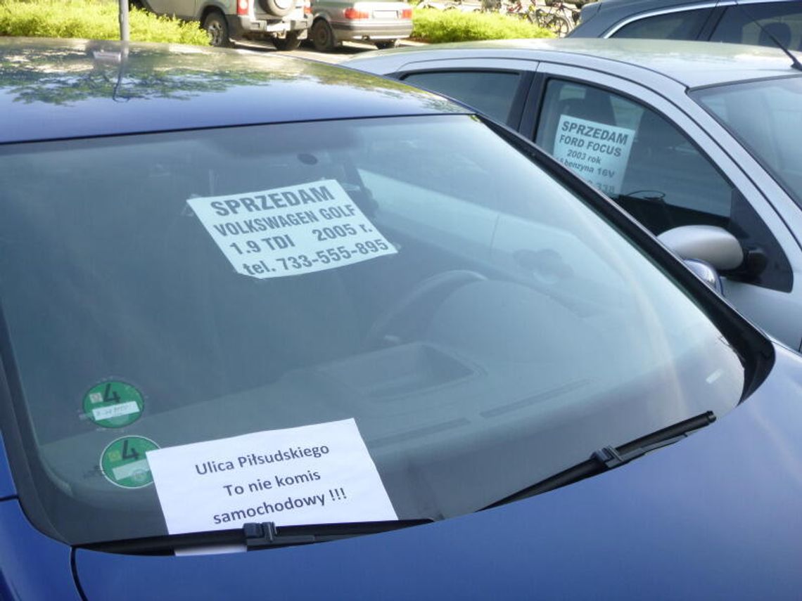 LEGIONOWO. Auta na sprzedaż blokują parkingi LEGIONOWO. Auta na sprzedaż blokują parkingi