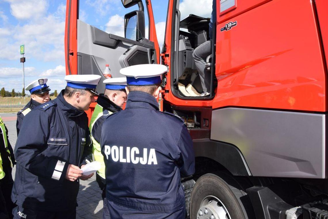 LEGIONOWO. "Bezpieczny transport" - wspólne działania drogówki i policjantów z Centrum Szkolenia Policji LEGIONOWO. "Bezpieczny transport" - wspólne działania drogówki i policjantów z Centrum Szkolenia Policji