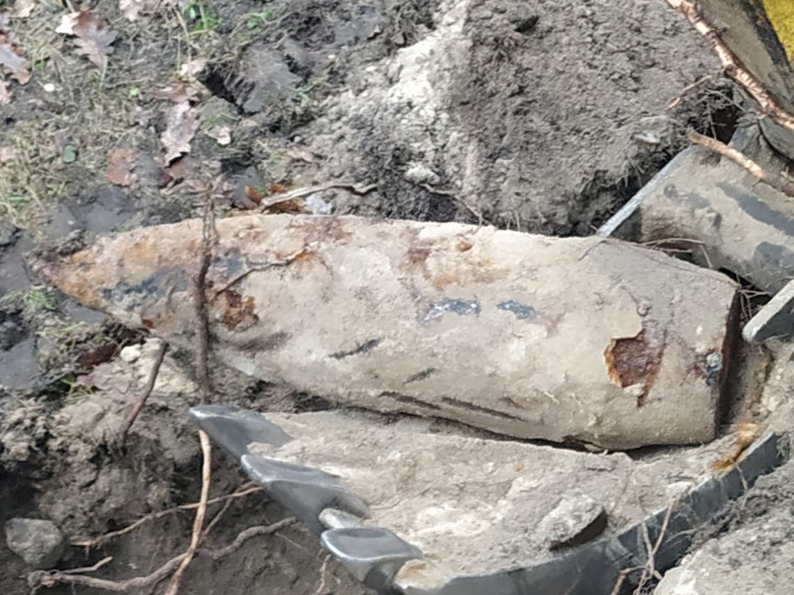 LEGIONOWO. Bomba na prywatnej posesji. Potrzebni byli saperzy [GALERIA]