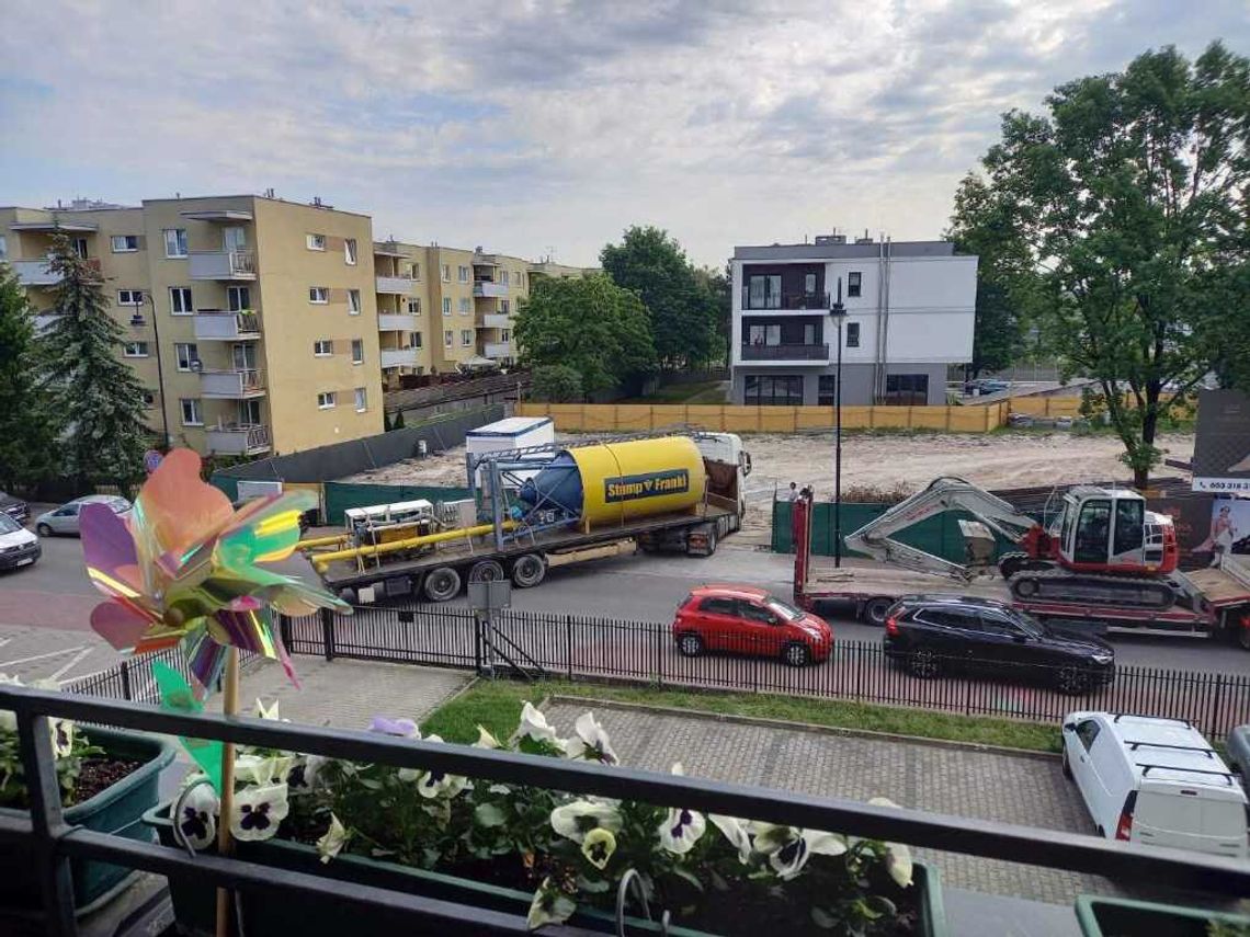 LEGIONOWO. Budowa przy ul. Wyspiańskiego przeniosła się na ulicę