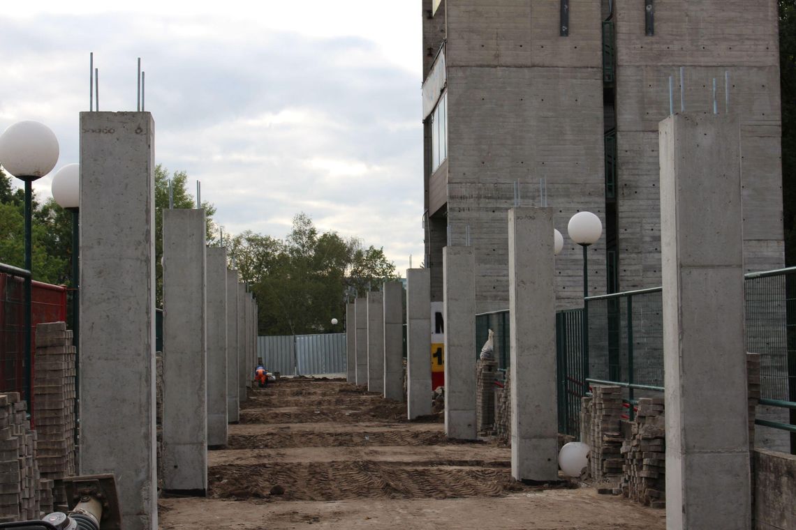 LEGIONOWO. Budowa zadaszenia na półmetku