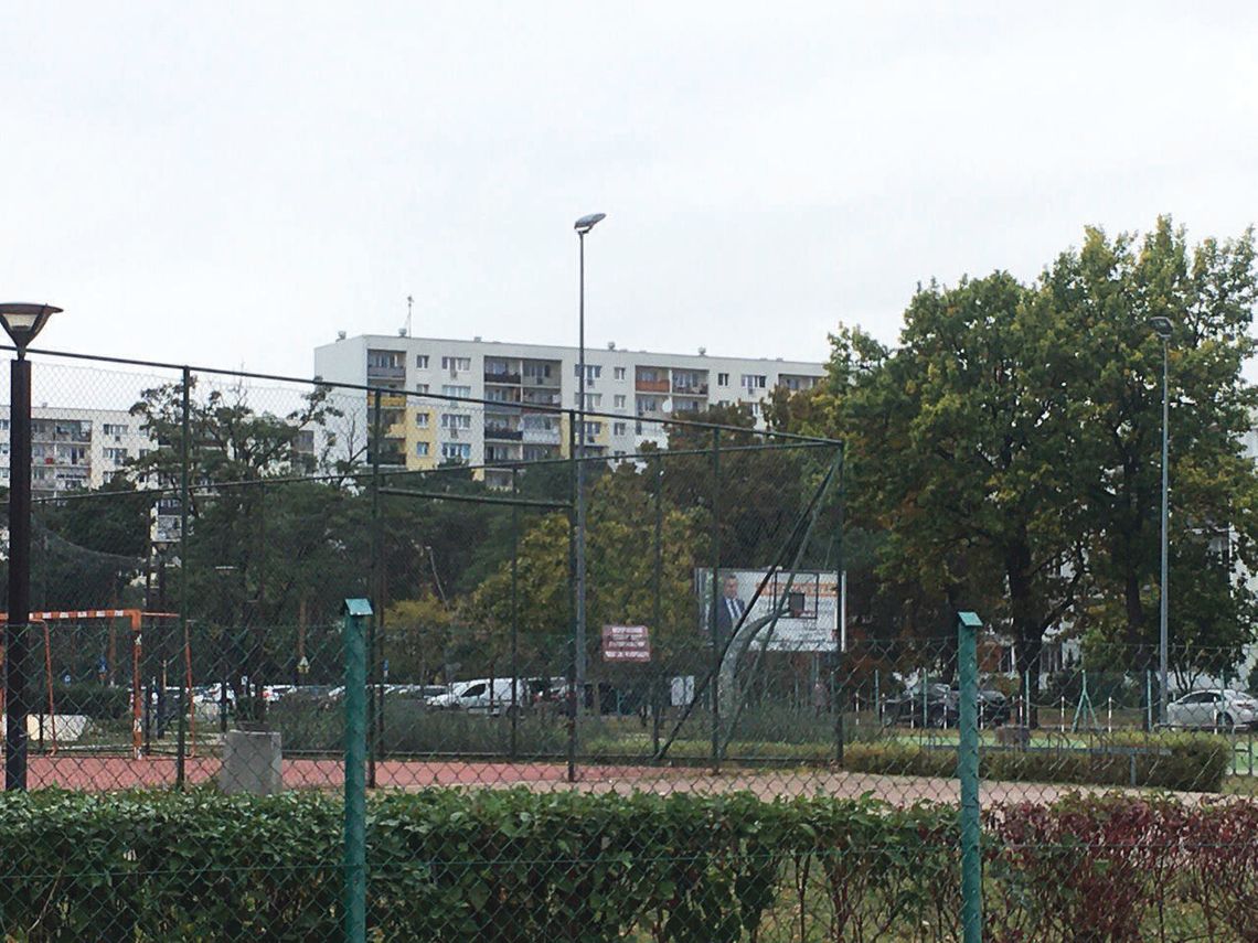 LEGIONOWO. Czy młodzieżą z placu przy Królowej Jadwigi powinni zająć się streetworkerzy?