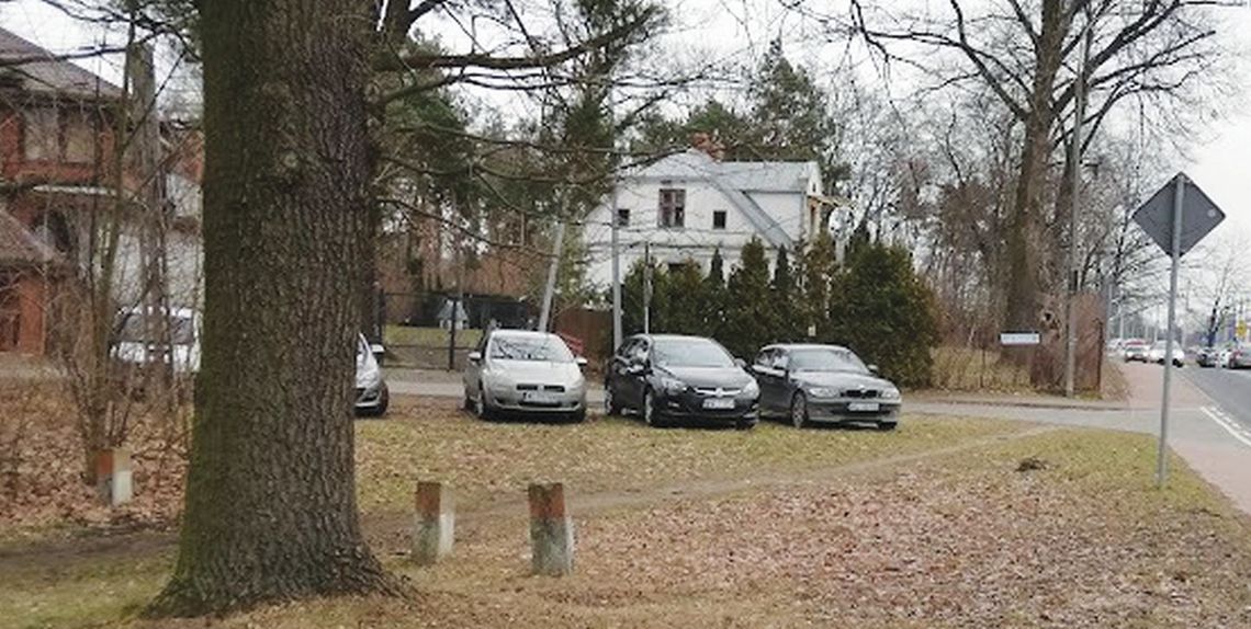 LEGIONOWO. Dlaczego parkują na trawnikach? Niszczenie zieleni