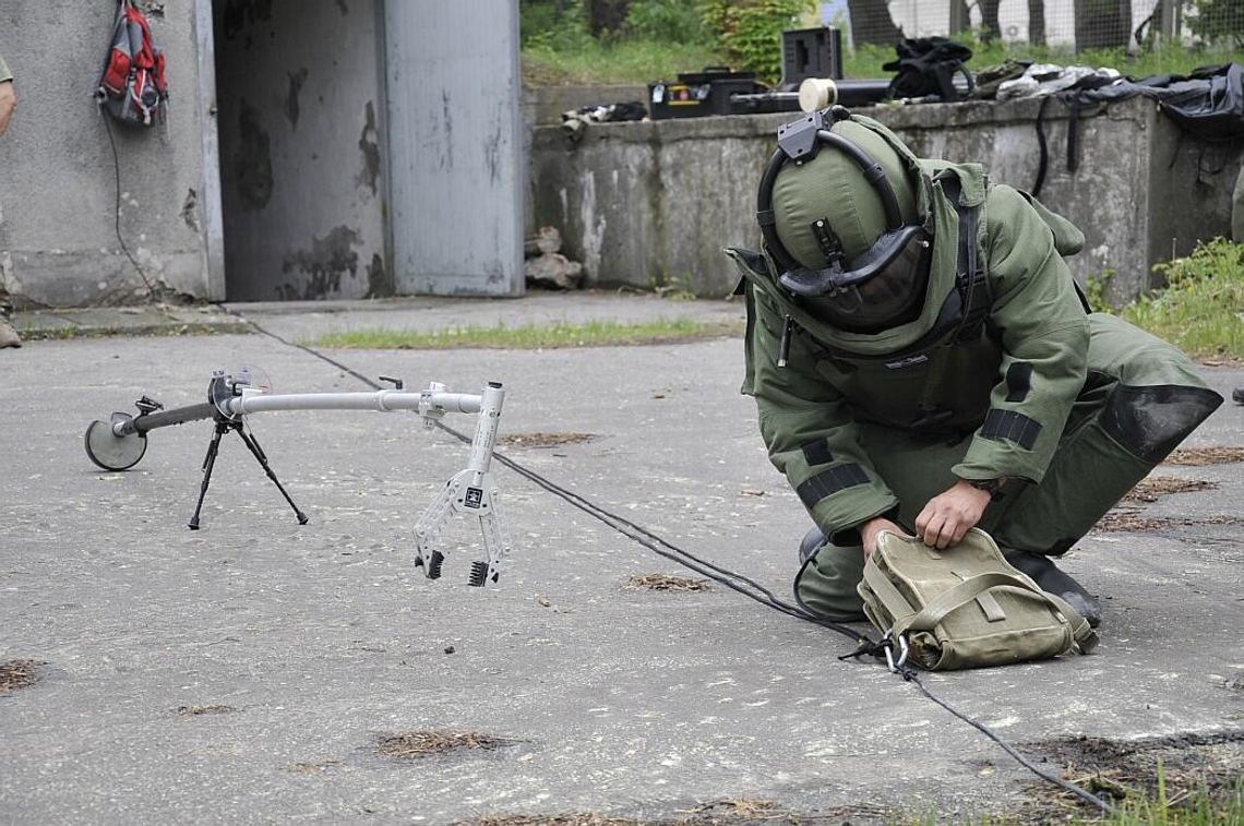 LEGIONOWO. Ewakuacja bloku przy Suwalnej, pod jednym z samochodów może znajdować się bomba LEGIONOWO. Ewakuacja bloku przy Suwalnej, pod jednym z samochodów może znajdować się bomba