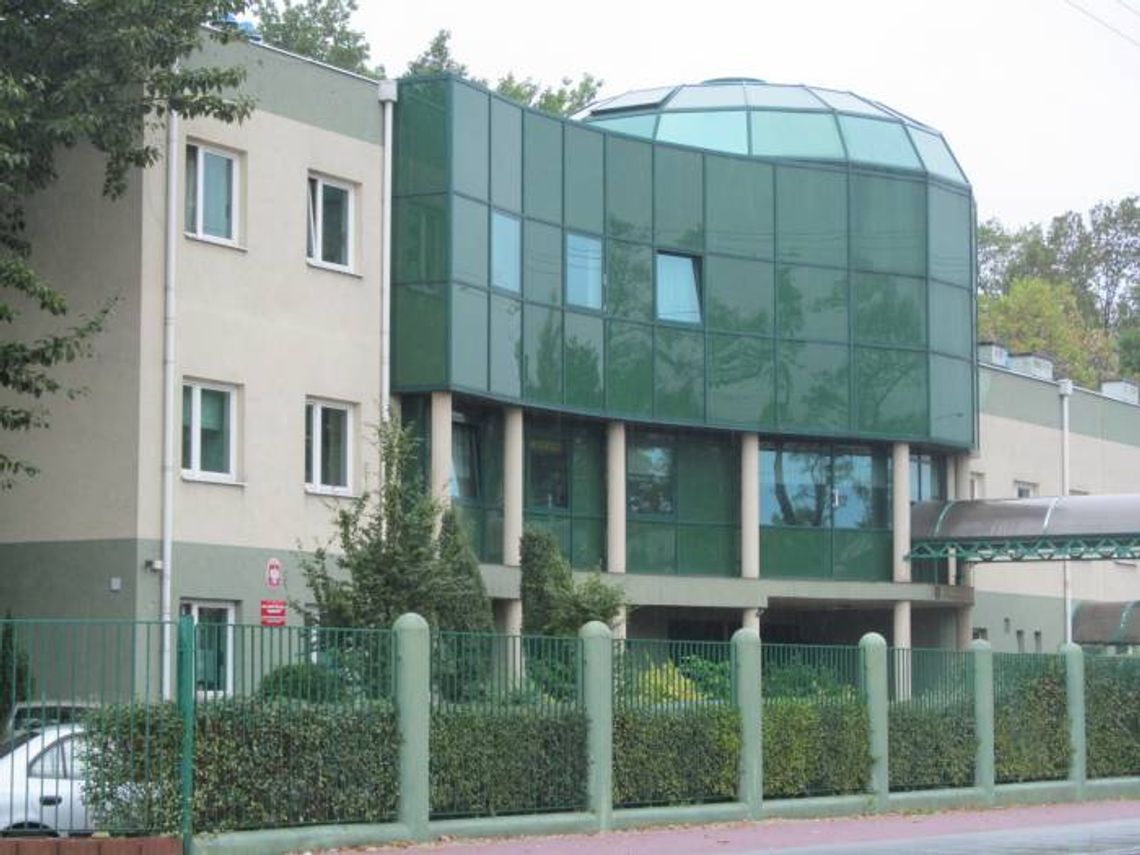 LEGIONOWO. Fotowoltaika na dachach dwóch legionowskich szkół średnich i DPS Kombatant