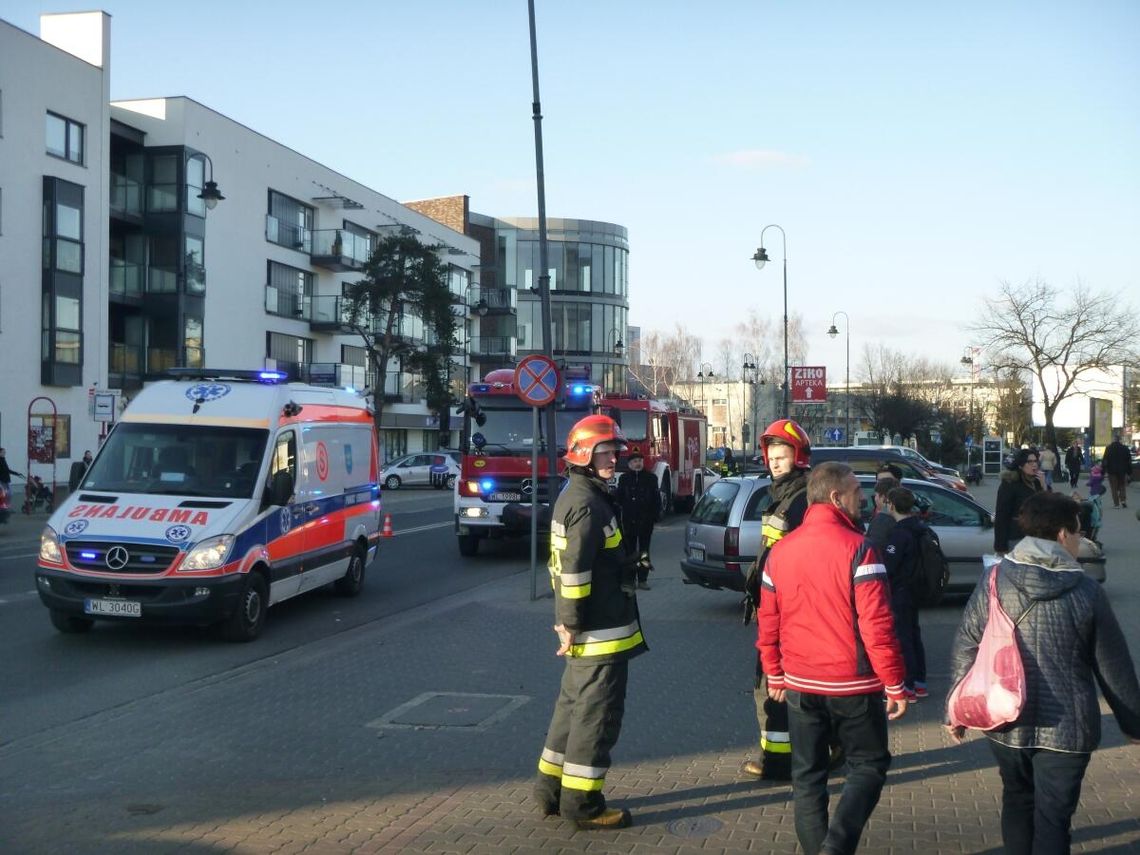 LEGIONOWO. Groźna kolizja motocykla z osobówką przy „skarbówce” LEGIONOWO. Groźna kolizja motocykla z osobówką przy „skarbówce”
