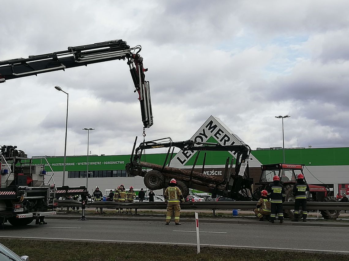LEGIONOWO/ JABŁONNA. Wypadek ciągnika leśnego. DK 61 zablokowana [GALERIA]