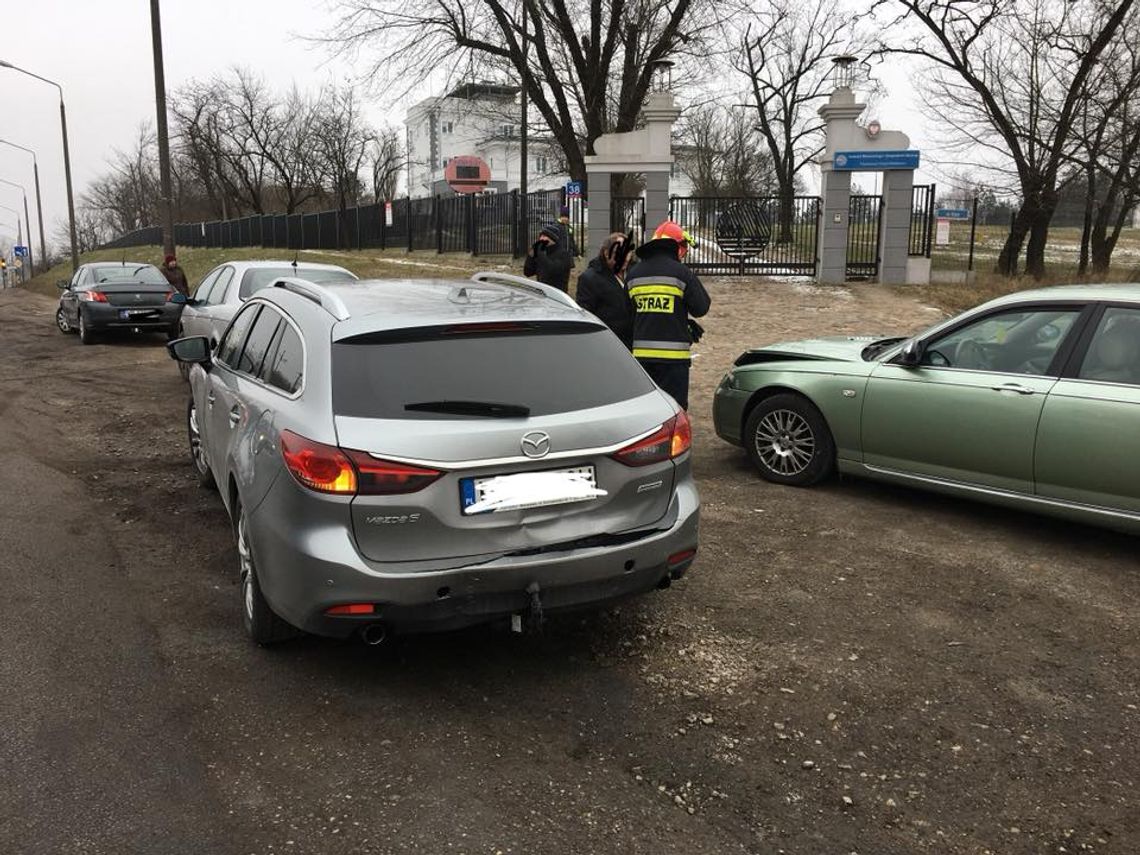 LEGIONOWO Karambol nieopodal Kauflanda. Zderzyły się 4 pojazdy LEGIONOWO Karambol nieopodal Kauflanda. Zderzyły się 4 pojazdy