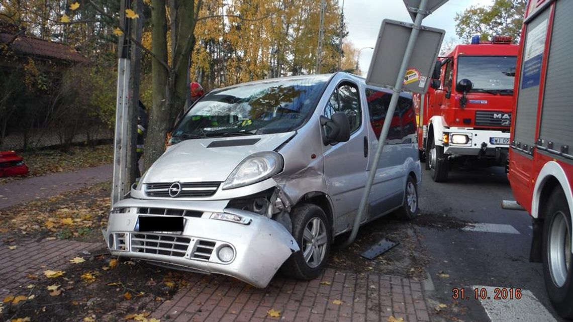 LEGIONOWO. Kolizja busa przy cmentarzu LEGIONOWO. Kolizja busa przy cmentarzu