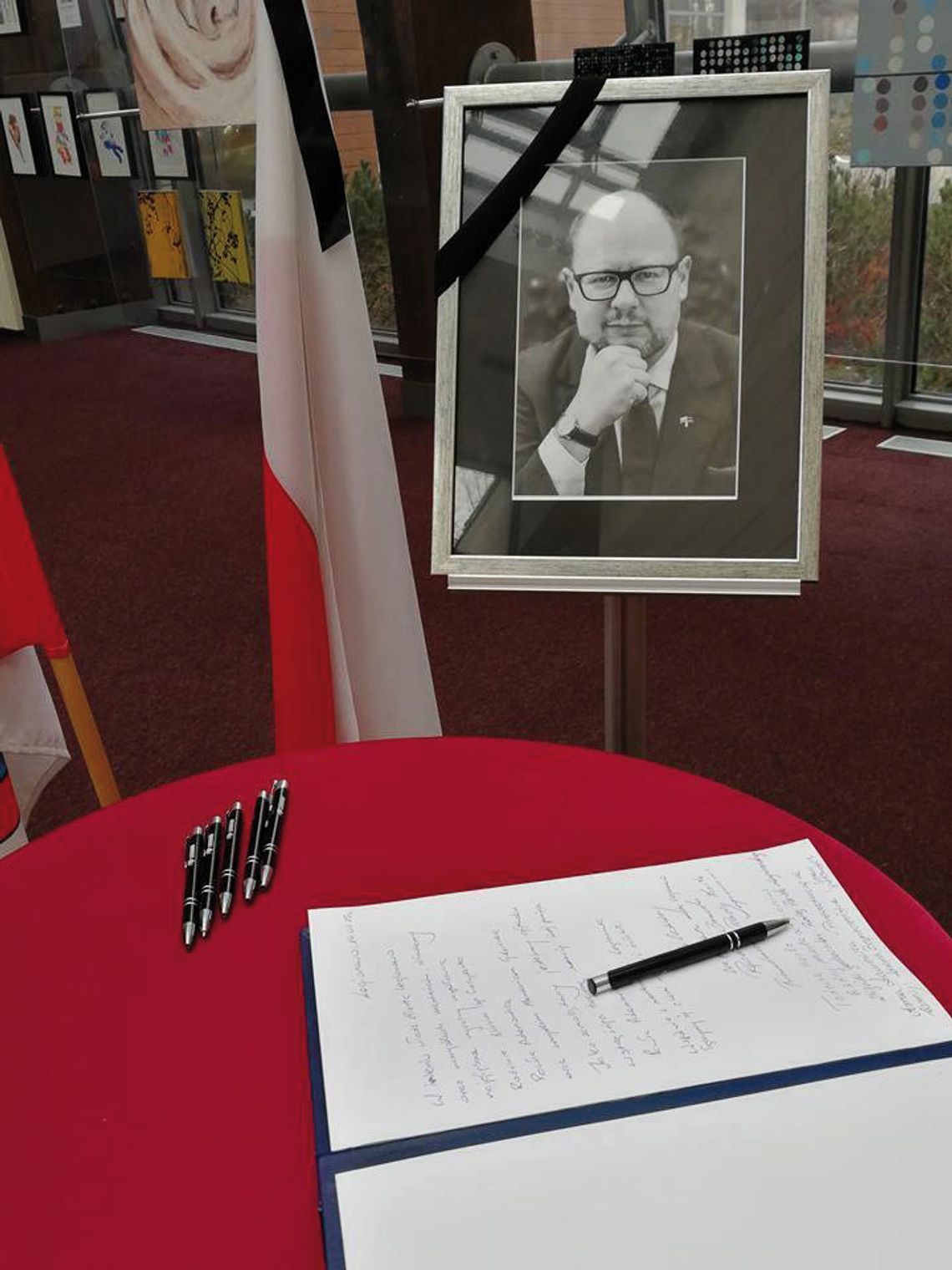 LEGIONOWO. Księga kondolencyjna w Ratuszu LEGIONOWO. Księga kondolencyjna w Ratuszu