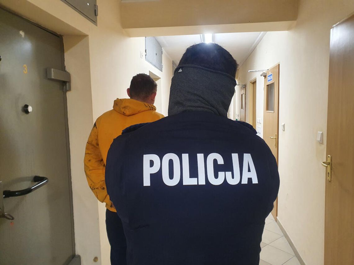 LEGIONOWO. Miał narkotyki i uszkodzony samochód, ale nie miał prawka LEGIONOWO. Miał narkotyki i uszkodzony samochód, ale nie miał prawka