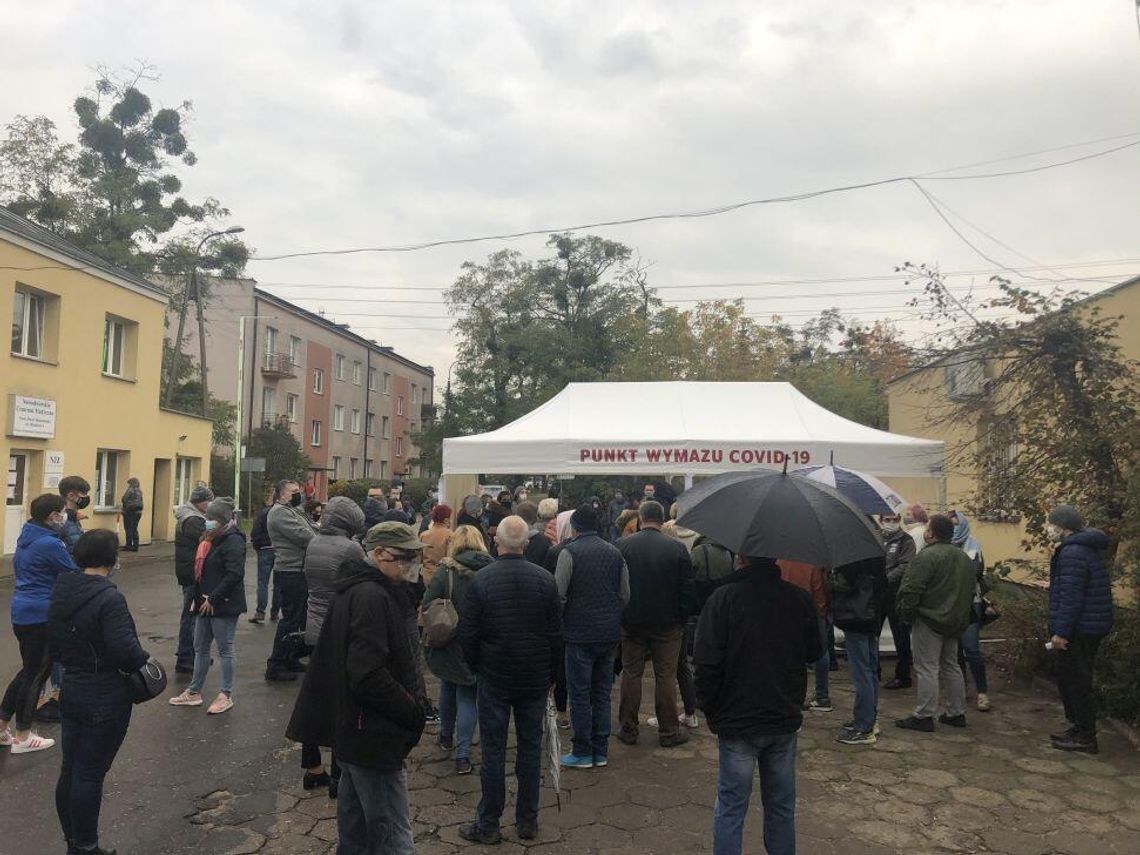 LEGIONOWO/NOWY DWÓR MAZ. Kolejki przed punktem wymazów w Nowym Dworze Mazowieckim LEGIONOWO/NOWY DWÓR MAZ. Kolejki przed punktem wymazów w Nowym Dworze Mazowieckim