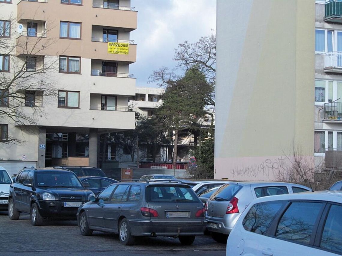 LEGIONOWO. Parkują pod klatką - narażają ludzkie życie! LEGIONOWO. Parkują pod klatką - narażają ludzkie życie!