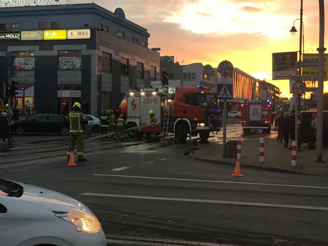 LEGIONOWO. Pękła rura i zapadła się jezdnia pod jednym z aut