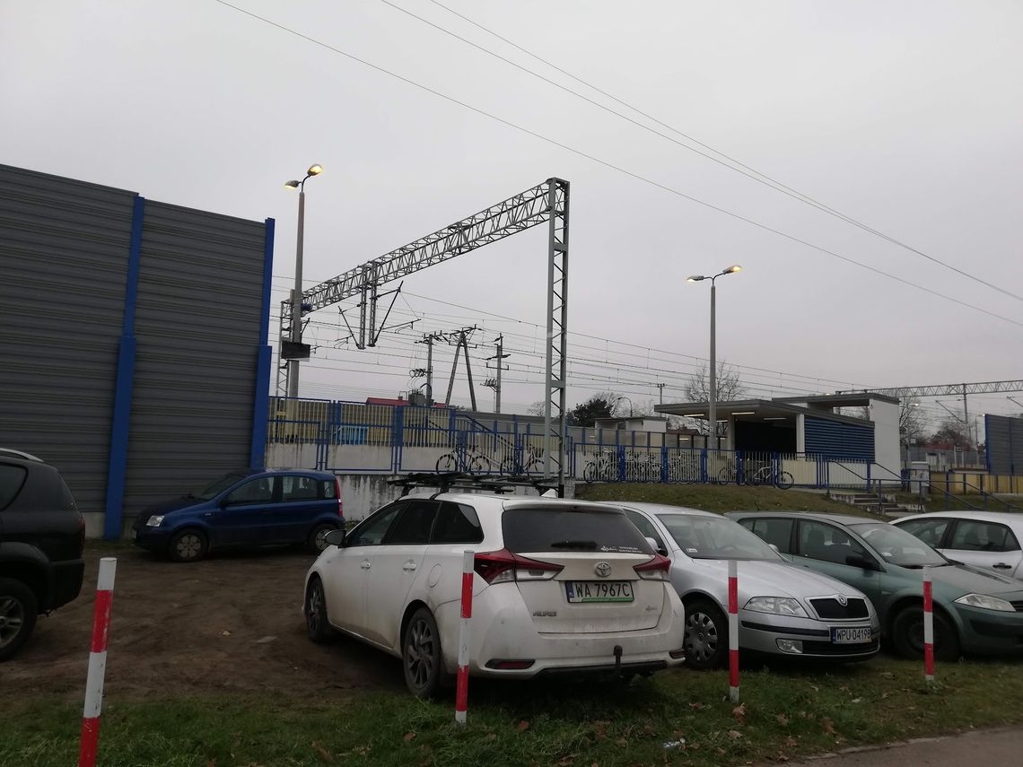 LEGIONOWO.  Perony oświetlone dzień i noc
