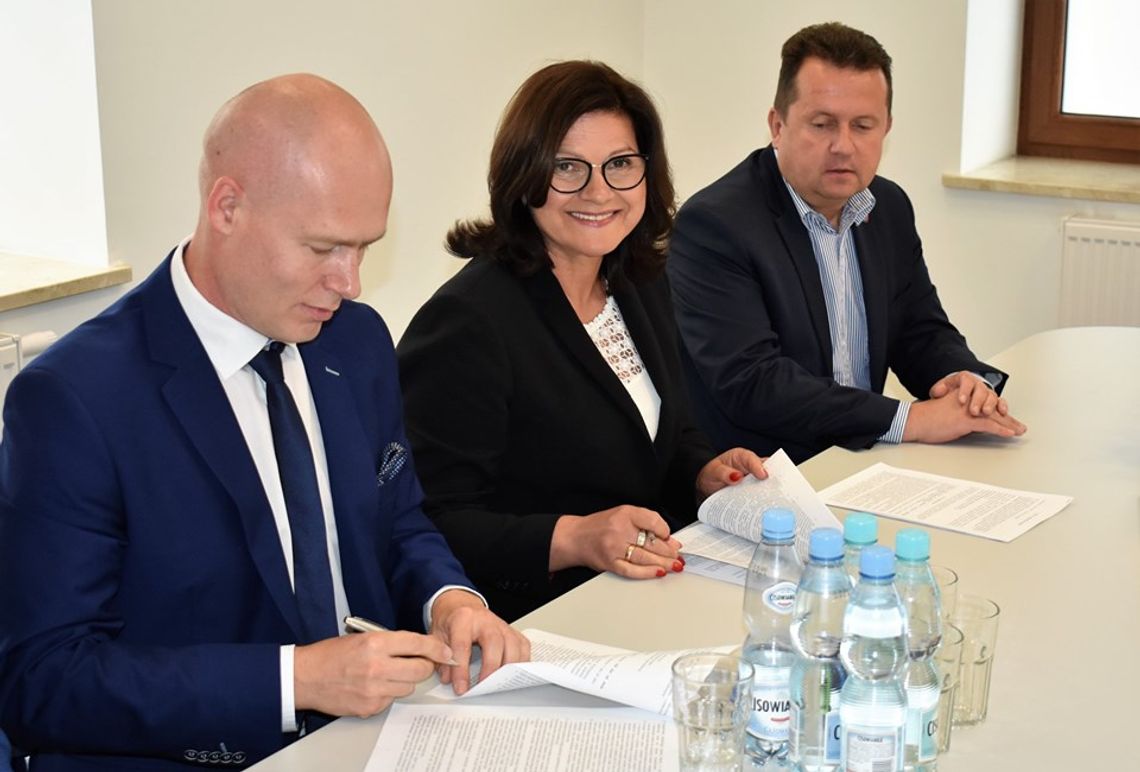 LEGIONOWO. Podpisano umowę na zadaszone lodowisko! LEGIONOWO. Podpisano umowę na zadaszone lodowisko!