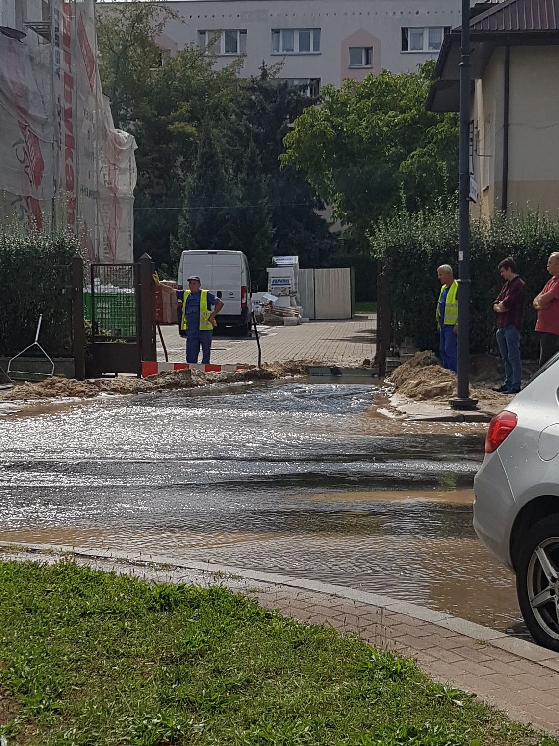 LEGIONOWO. Pół miasta nie ma wody! - Awaria na Sowińskiego LEGIONOWO. Pół miasta nie ma wody! - Awaria na Sowińskiego
