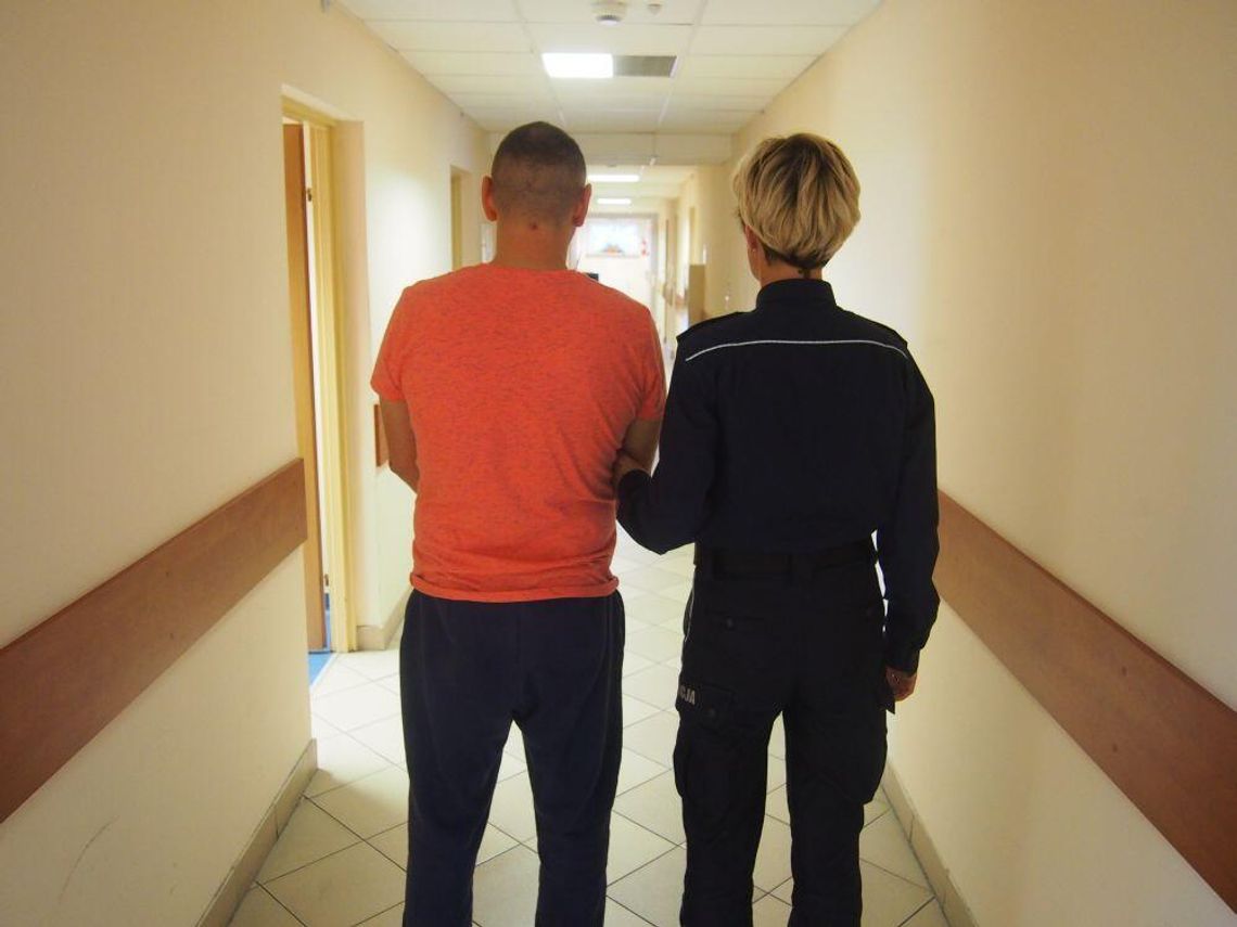 LEGIONOWO. Pościg zakończony na ogrodzeniu. Policja musiała strzelać (Aktualizacja) LEGIONOWO. Pościg zakończony na ogrodzeniu. Policja musiała strzelać (Aktualizacja)