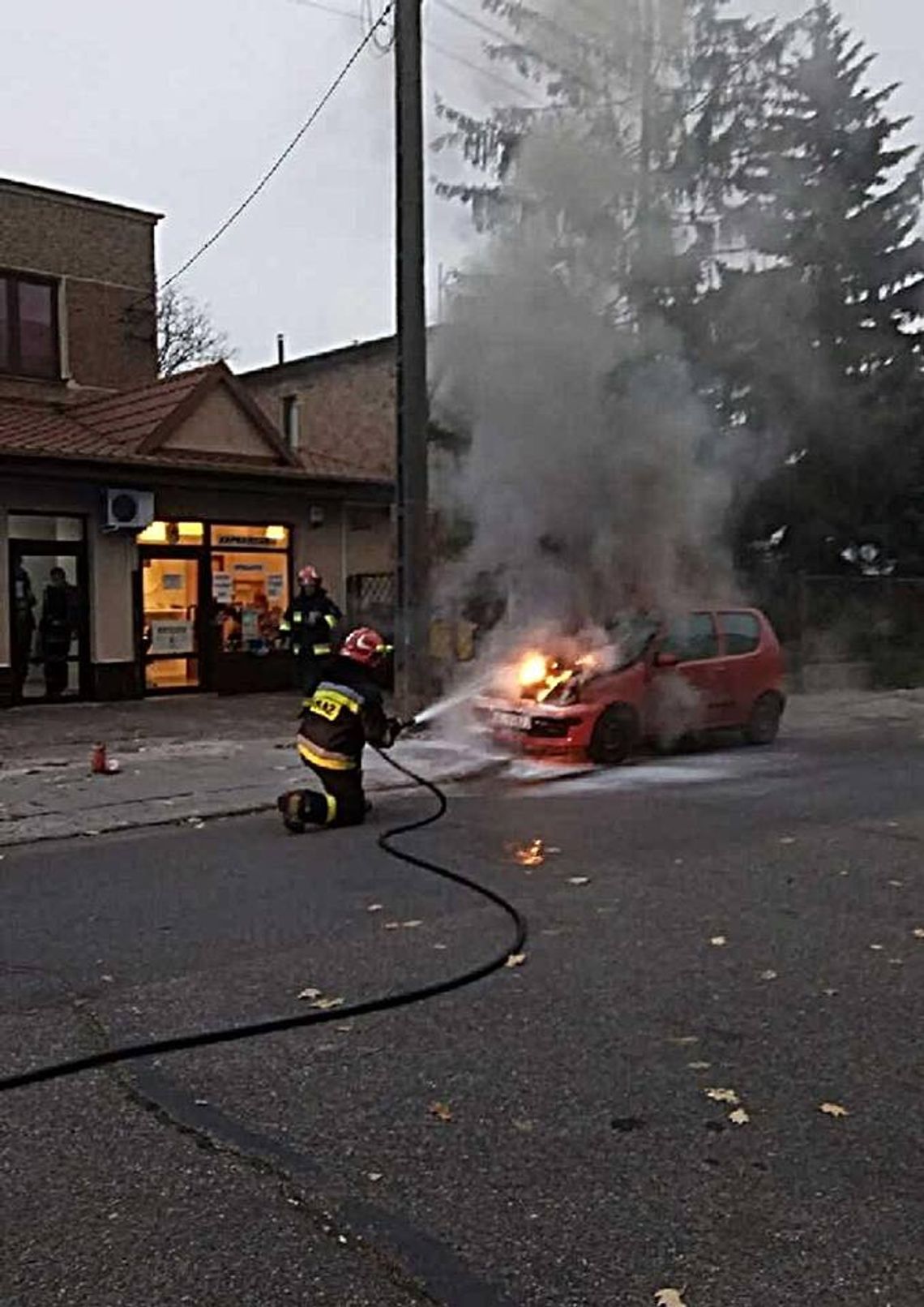 LEGIONOWO. Pożar osobówki w centrum miasta LEGIONOWO. Pożar osobówki w centrum miasta
