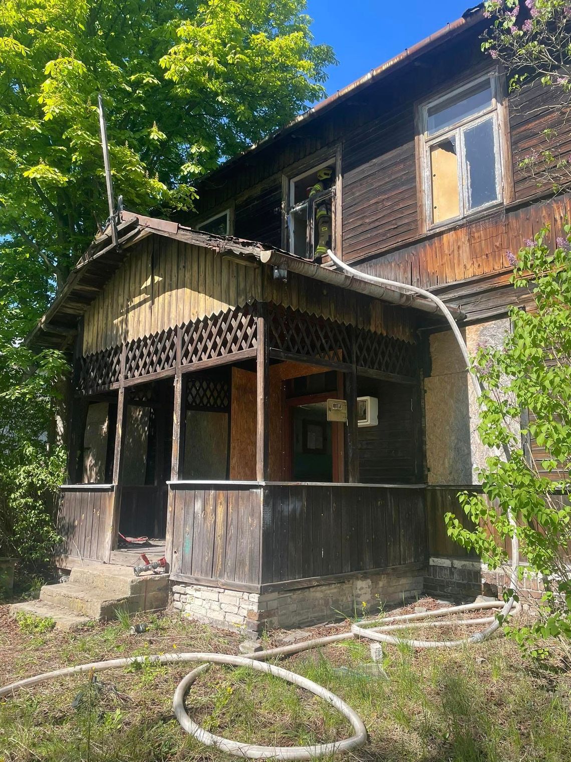 LEGIONOWO. Pożar pustostanu przy ul. Batorego [GALERIA]