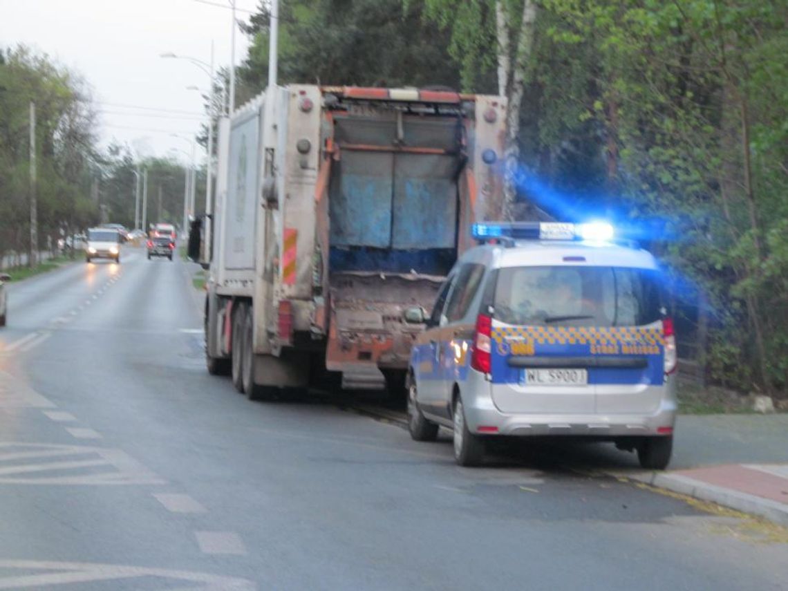 LEGIONOWO Pożar śmieciarki na Al. Legionów - zapalił się silnik LEGIONOWO Pożar śmieciarki na Al. Legionów - zapalił się silnik