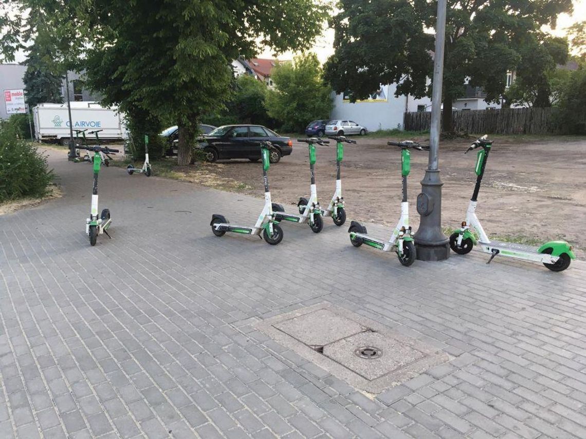 LEGIONOWO. Przestrzeń publiczna. Kto zrobi PORZĄDEK z hulajnogami?