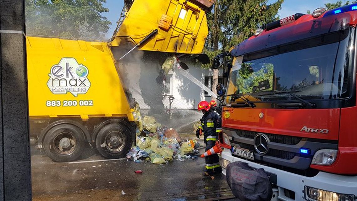 LEGIONOWO. Rajd przez miasto płonącą śmieciarką LEGIONOWO. Rajd przez miasto płonącą śmieciarką