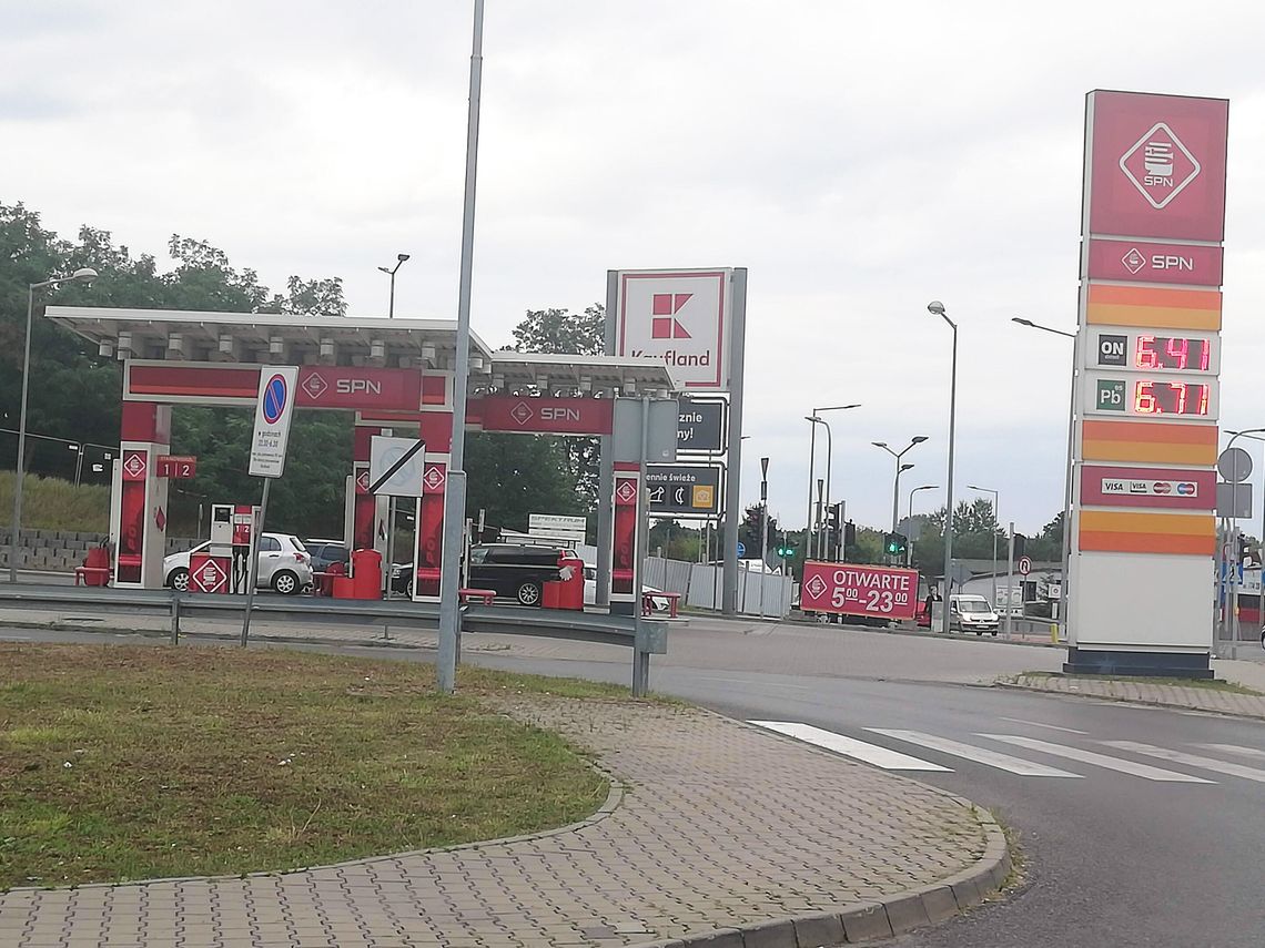 LEGIONOWO. Rozbudują stację paliw przy markecie Kaufland na os. Piaski?