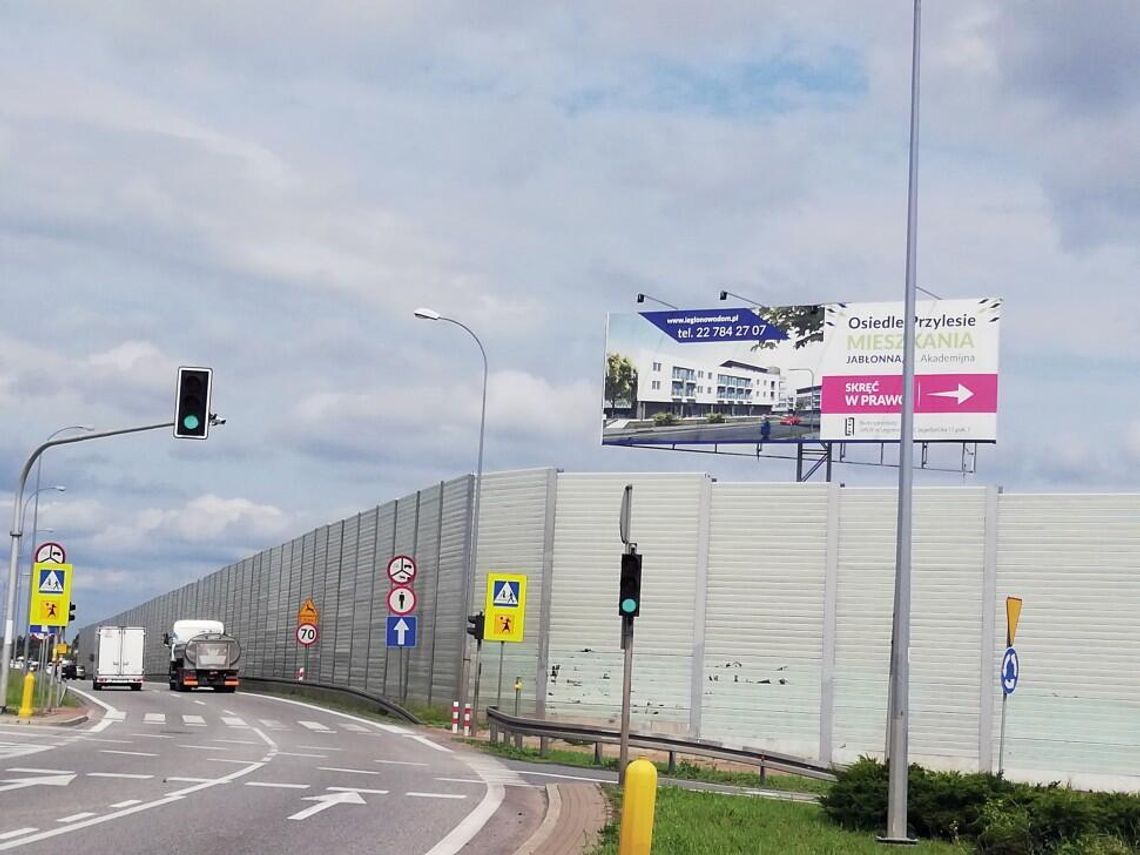 LEGIONOWO. SMLW postawiła maszt reklamowy za przeszło 200 tys. zł LEGIONOWO. SMLW postawiła maszt reklamowy za przeszło 200 tys. zł