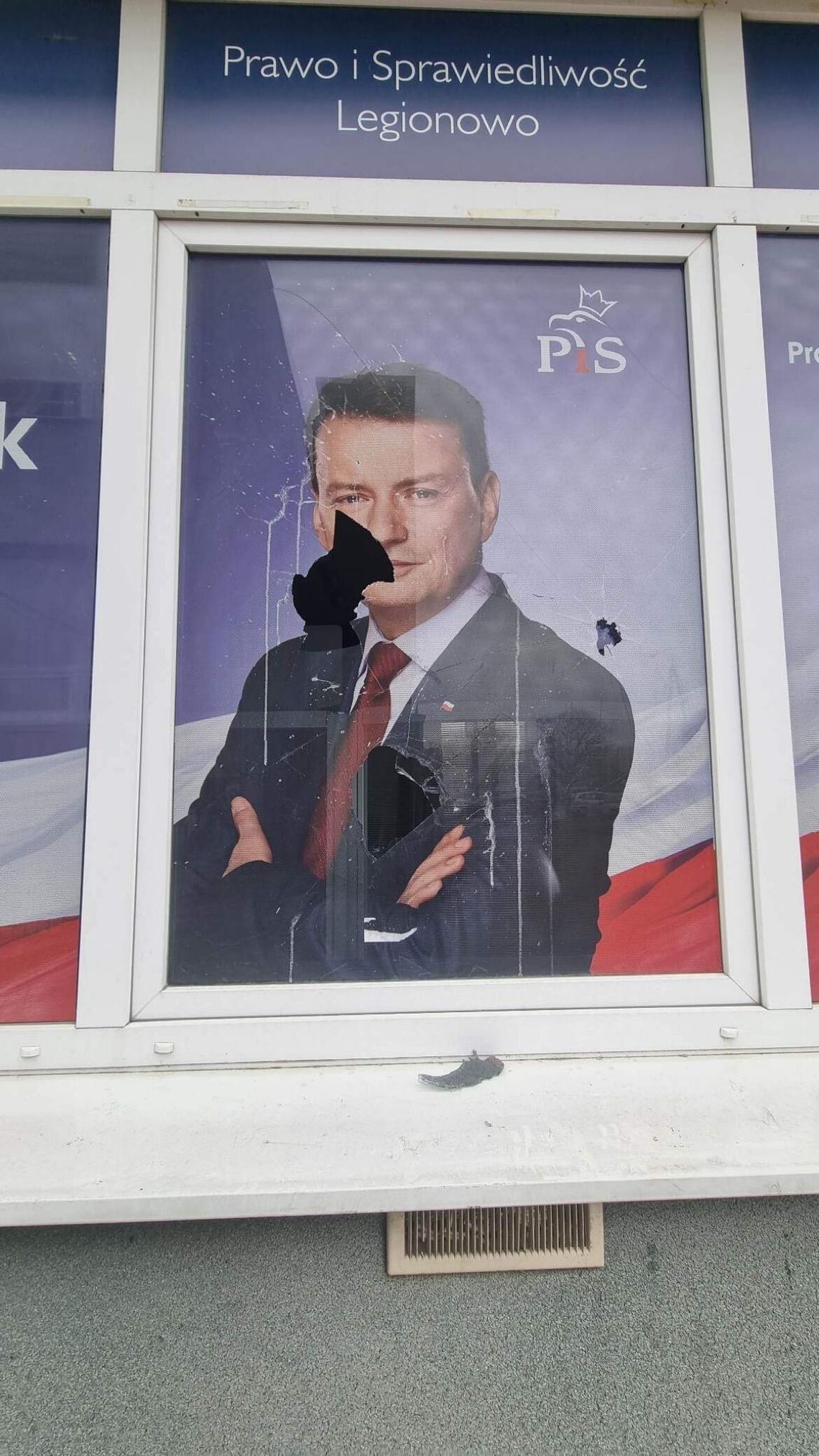 LEGIONOWO. Wybito szyby w biurze PIS. Czy chuligański wybryk miał drugie dno?