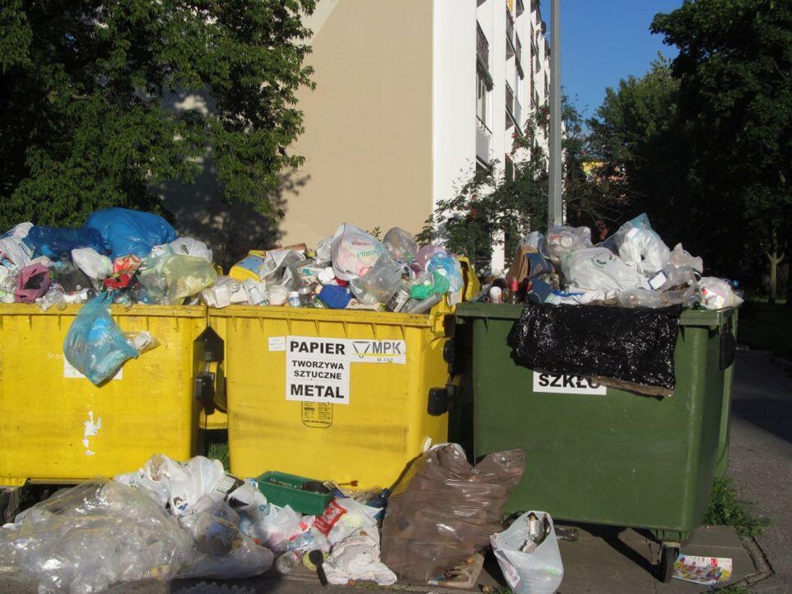 LEGIONOWO. Wypowiedziana umowa na odbiór odpadów z miasta - Miasto tonie w śmieciach LEGIONOWO. Wypowiedziana umowa na odbiór odpadów z miasta - Miasto tonie w śmieciach