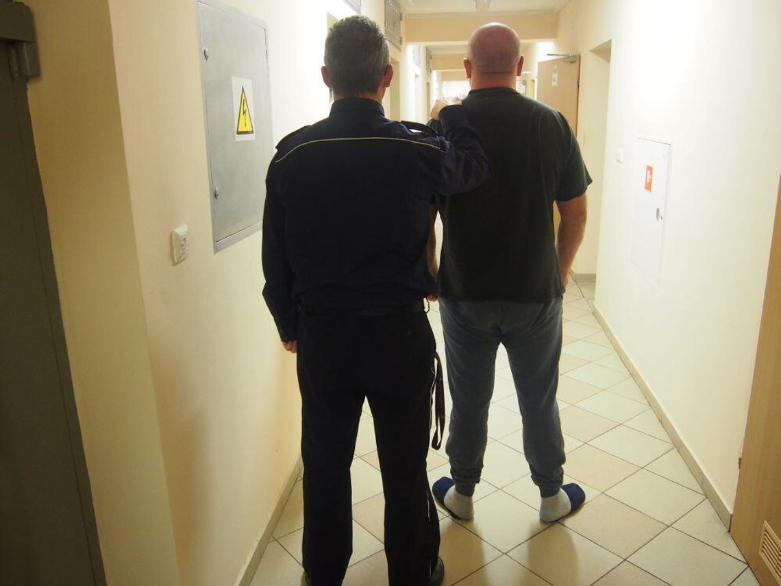 LEGIONOWO. Zaatakował policjantów, grozi mu do 10 lat więzienia LEGIONOWO. Zaatakował policjantów, grozi mu do 10 lat więzienia
