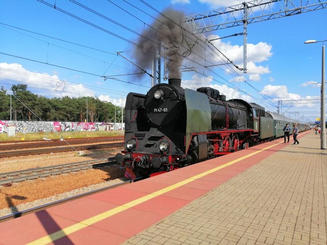 LEGIONOWO. Zabytkowa lokomotywa na stacji [Wideo]