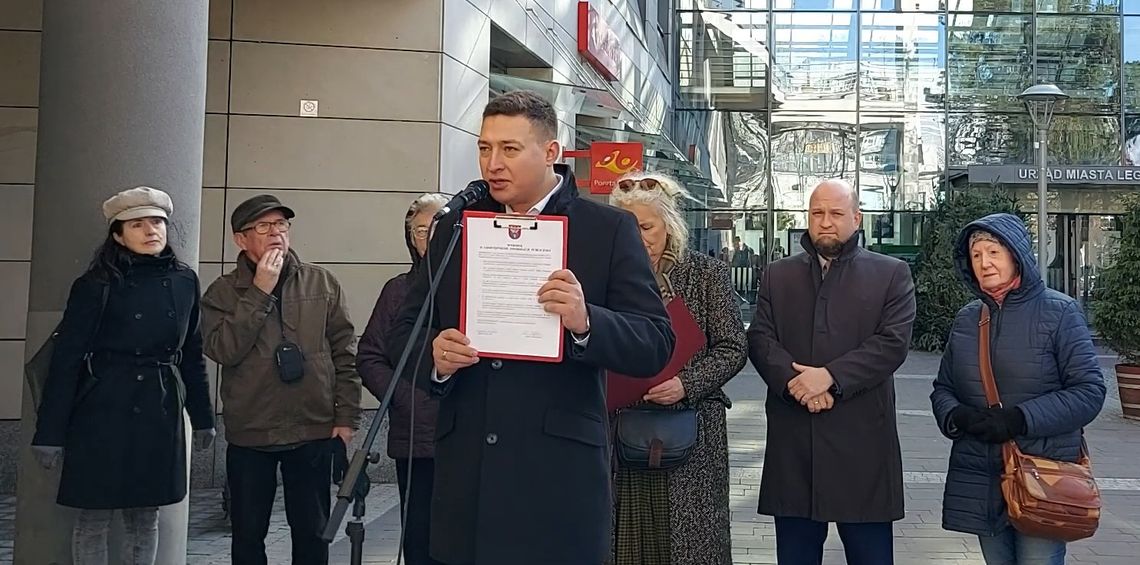 LEGIONOWO. Żądają wyjaśnień ws. żłobka. Konferencja PiS pod Urzędem