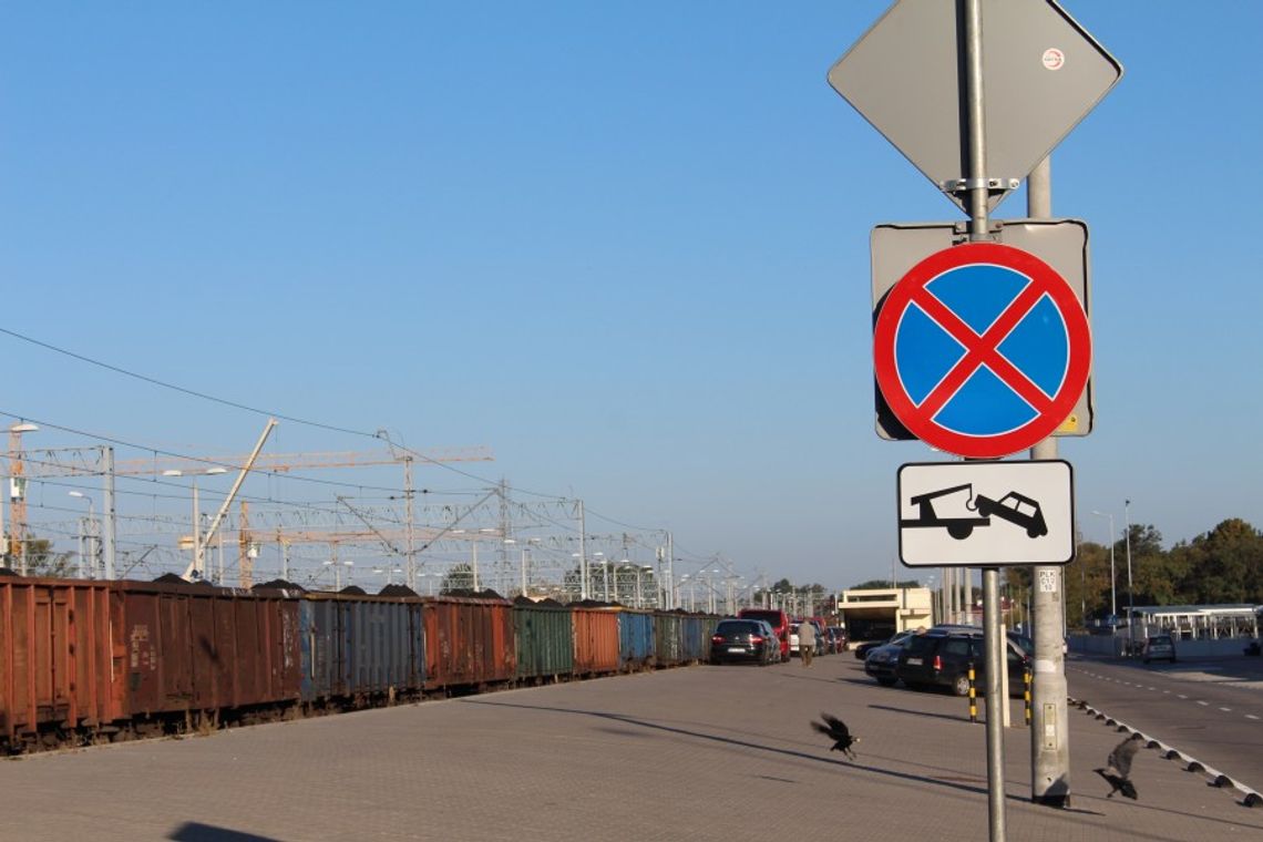 LEGIONOWO. Zakaz parkowania na rampie PKP LEGIONOWO. Zakaz parkowania na rampie PKP