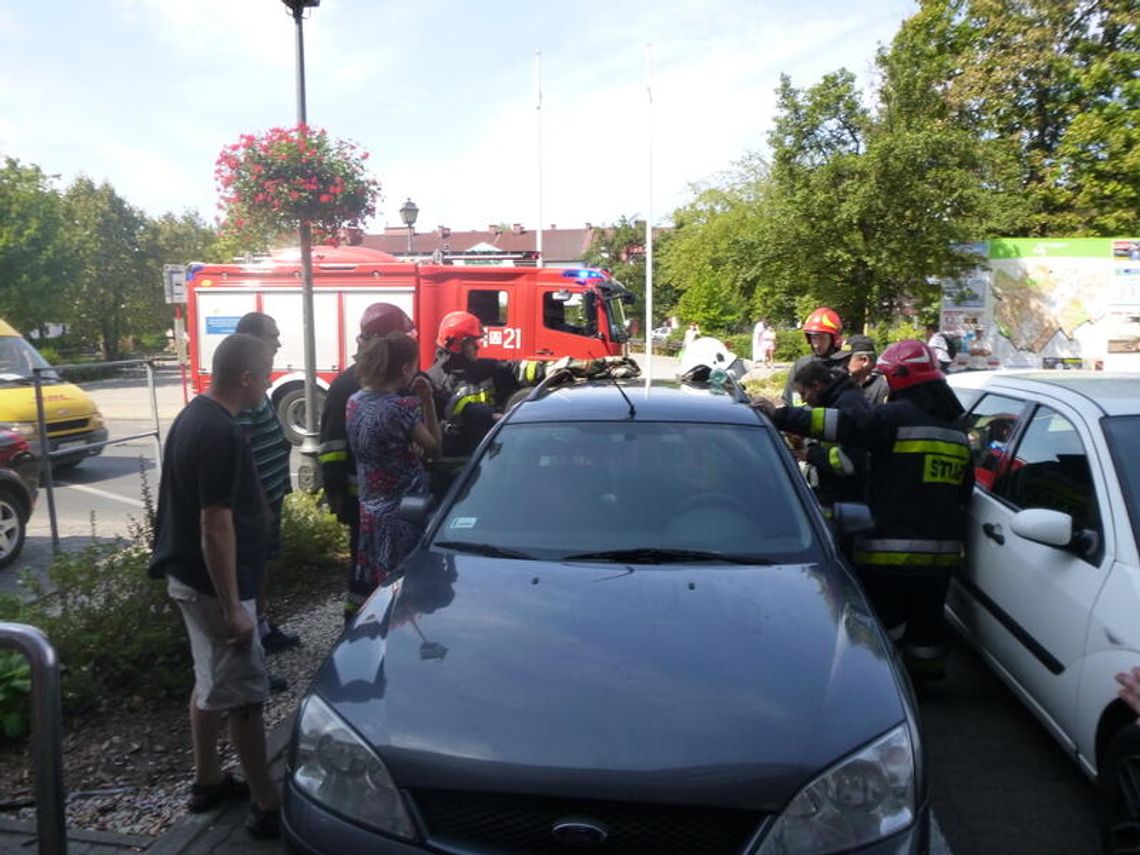 LEGIONOWO. Zatrzaśnięte dziecko w aucie