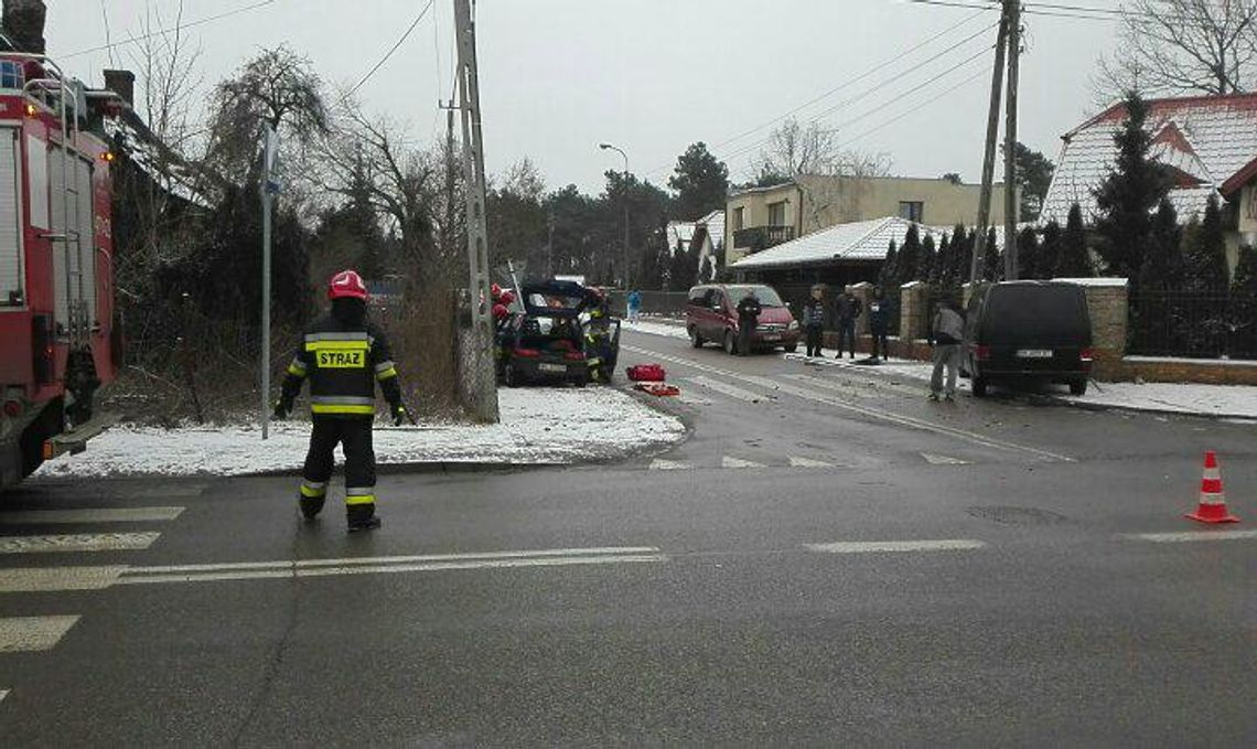 LEGIONOWO. Zderzenie osobówki z busem LEGIONOWO. Zderzenie osobówki z busem