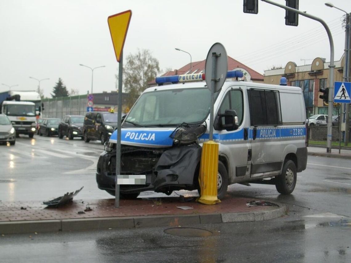 LEGIONOWO. Zderzenie radiowozu z BMW [GALERIA]