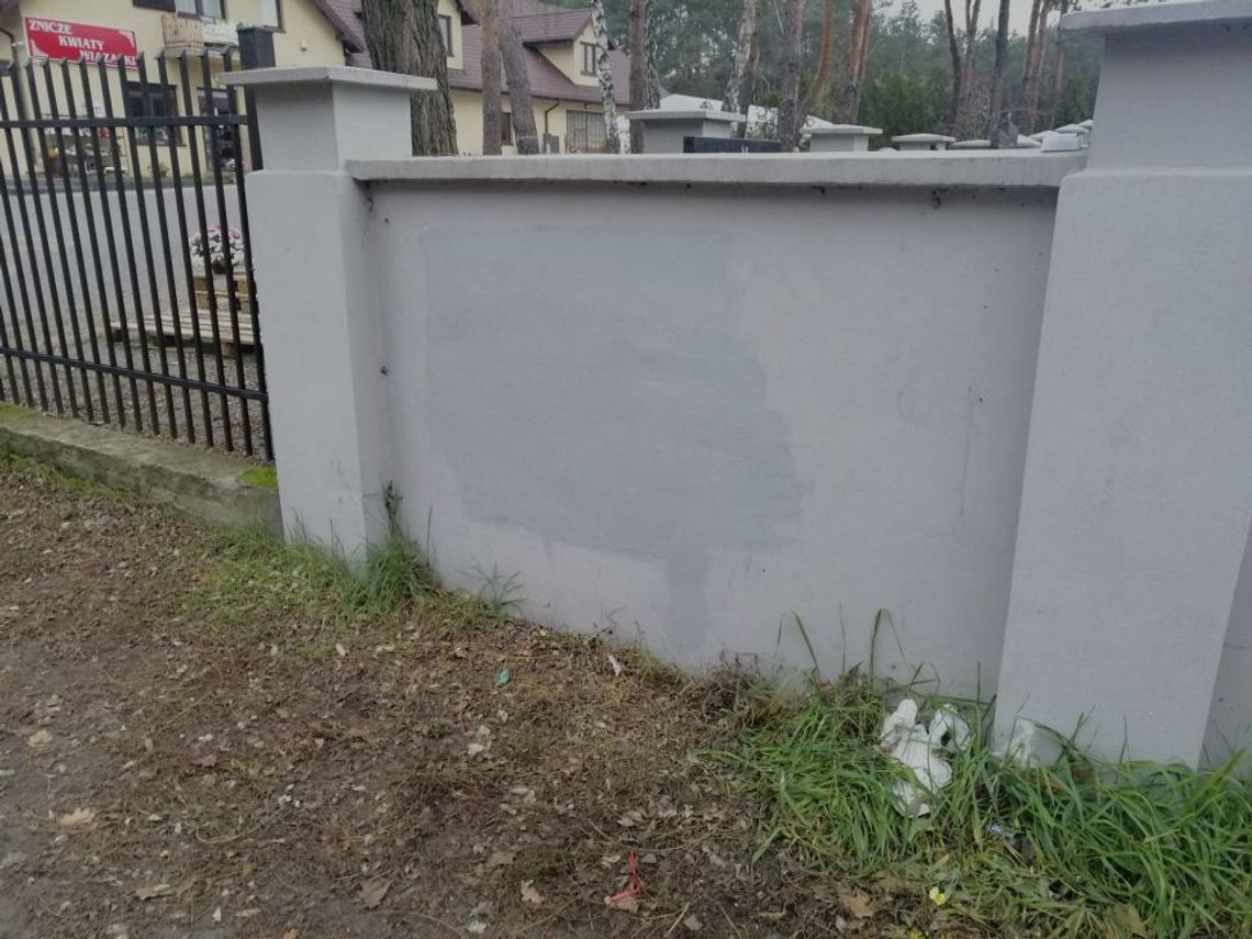 LEGIONOWO. Zniknął "szokujący" napis na murze cmentarza LEGIONOWO. Zniknął "szokujący" napis na murze cmentarza