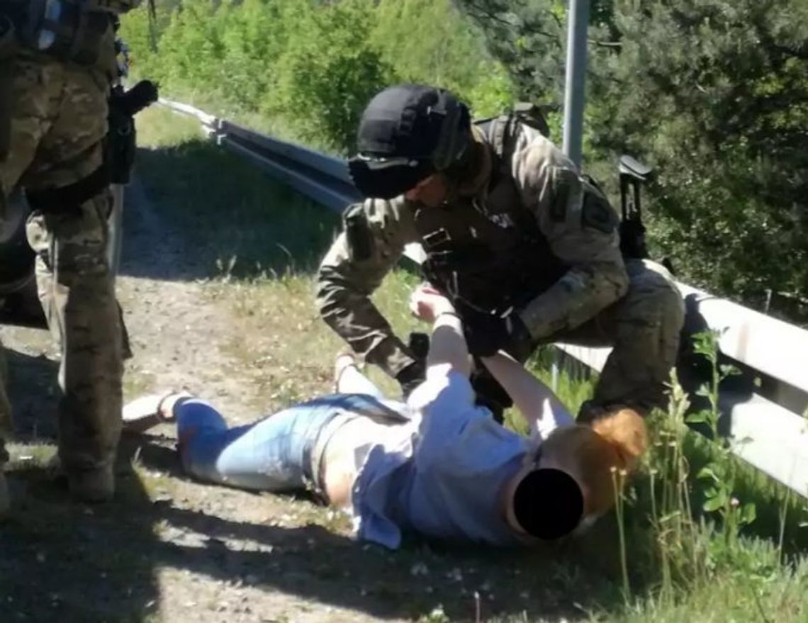 LEGIONOWSKI. Akcja antyterrorystów w Dębem. 5 osób zatrzymanych LEGIONOWSKI. Akcja antyterrorystów w Dębem. 5 osób zatrzymanych