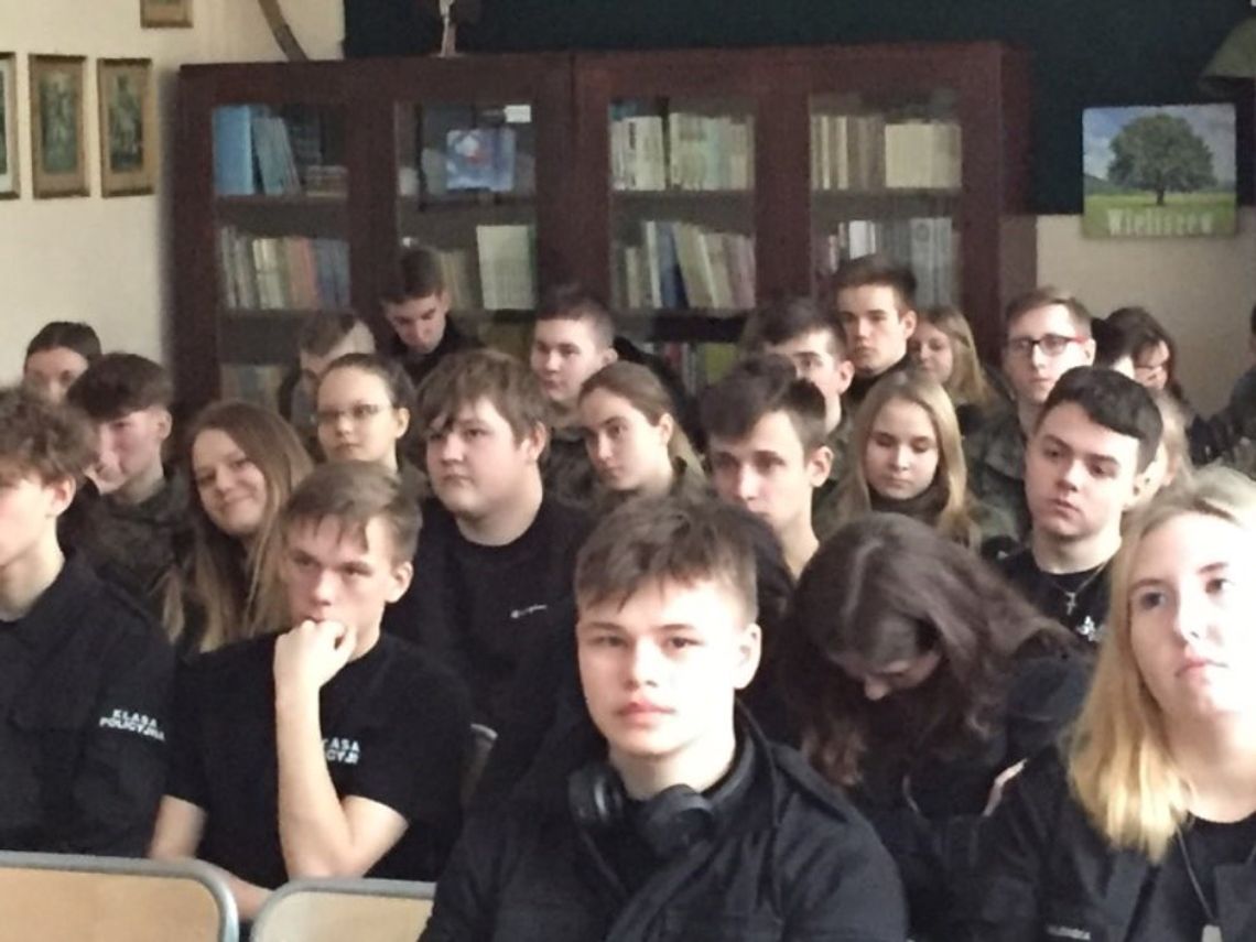 LEGIONOWSKI. Dzielnicowy spotkał się z uczniami LO w Komornicy LEGIONOWSKI. Dzielnicowy spotkał się z uczniami LO w Komornicy