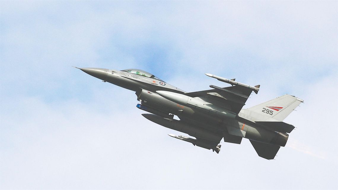 LEGIONOWSKI. Helikoptery i samoloty w drodze na defiladę [Wiemy, o której będą nad powiatem]