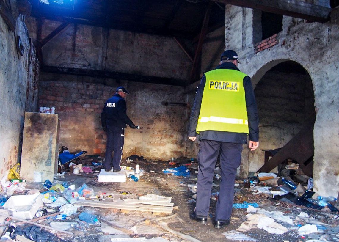 LEGIONOWSKI. Kontrolują pustostany w poszukiwaniu bezdomnych
