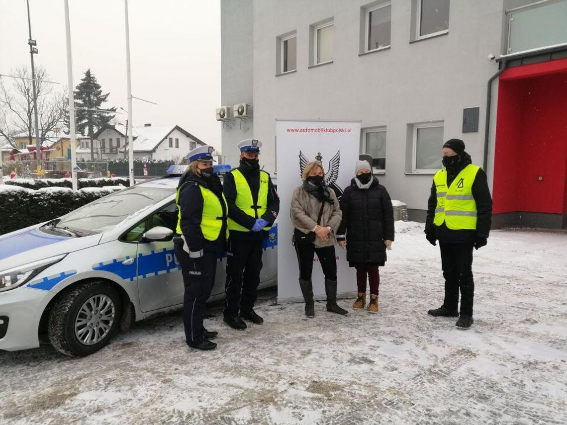 LEGIONOWSKI. odBLASKI NA MASKI - poranna akcja Policji i Automobilklubu