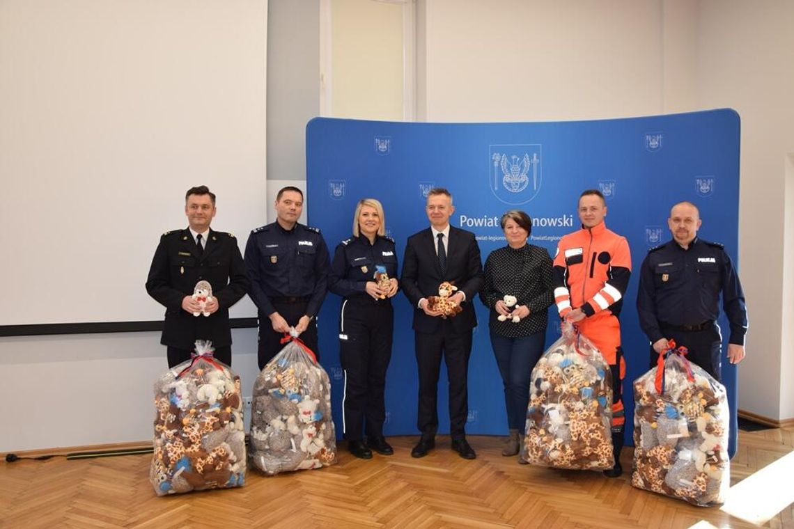 LEGIONOWSKI. Starostwo podarowało pluszaki służbom ratunkowym LEGIONOWSKI. Starostwo podarowało pluszaki służbom ratunkowym