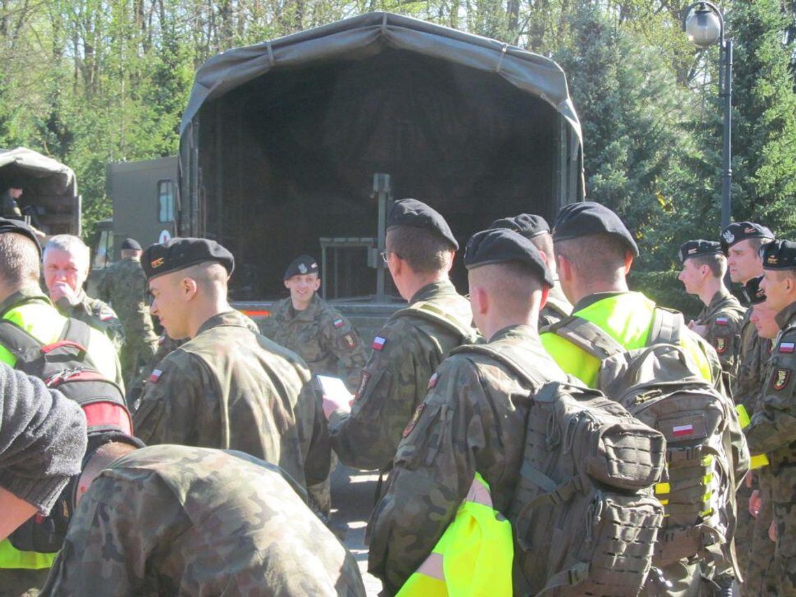 LEGIONOWSKI. Wojsko przeczesuje lasy wokół Legionowa LEGIONOWSKI. Wojsko przeczesuje lasy wokół Legionowa