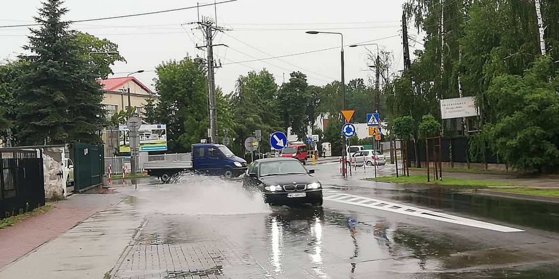 LEGIONOWSKI. Zalane ulice i piwnice. Podtopione garaże - efekty porannej ulewy