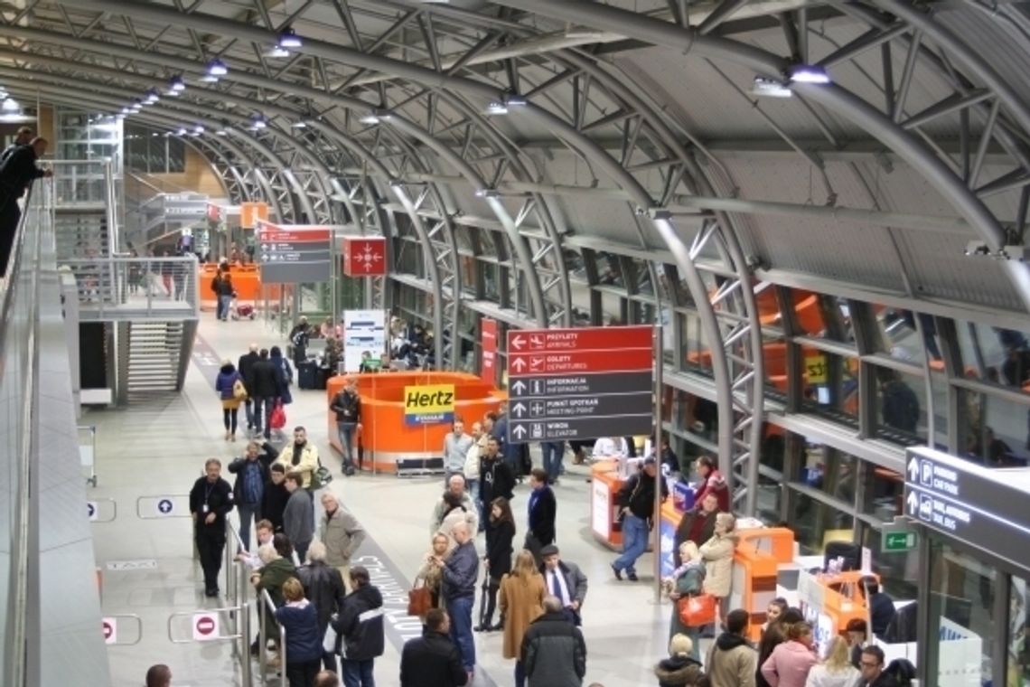MODLIN. W wakacje ponad pół miliona pasażerów