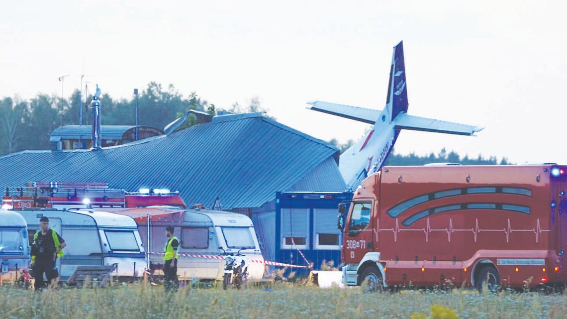 NASIELSK. Samolot pasażerski runął na budynek. Katastrofa Cessny 208 na lotnisku w Chrycynnie