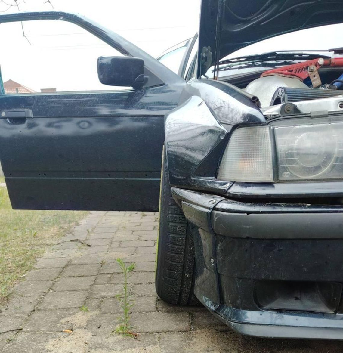 Nielegalna metamorfoza BMW. Kierowca stracił dowód rejestracyjny Nielegalna metamorfoza BMW. Kierowca stracił dowód rejestracyjny